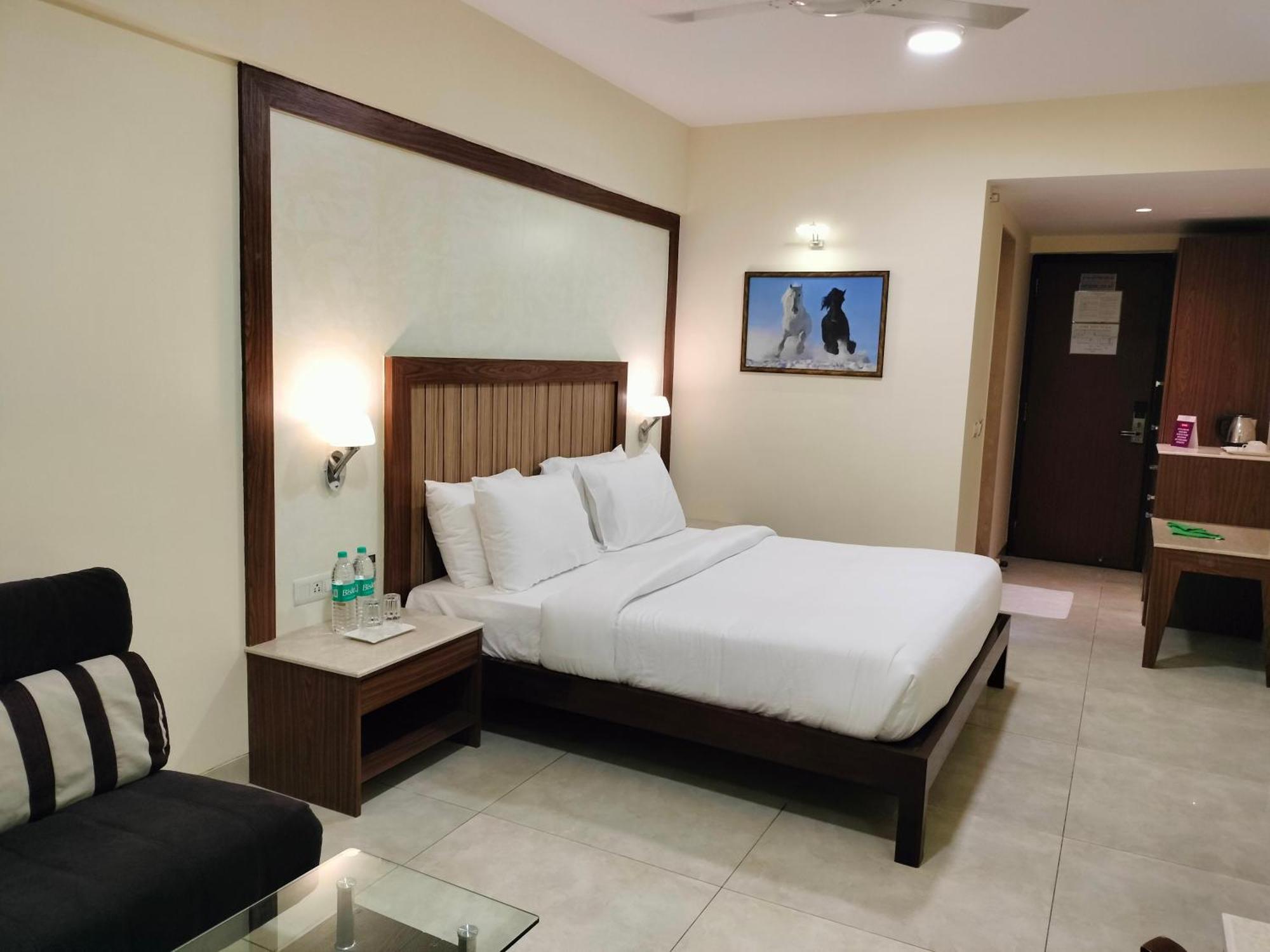 Vits Lonavala Otel Dış mekan fotoğraf
